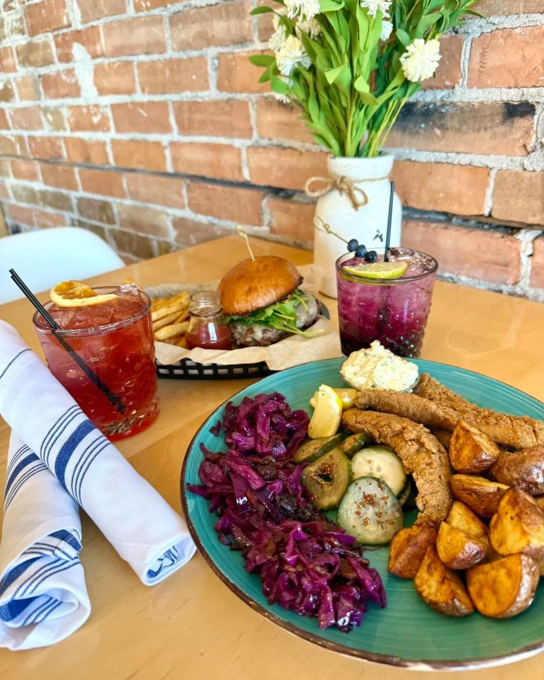Anyone dreaming of warmer weather? ☀️ 

Our Perch Fish Plate &amp; Hawaiian Burger pair so nicely with these fun 𝓒𝓸𝓬𝓴𝓽𝓪𝓲𝓵𝓼 :

&bull; 𝓑𝓵𝓸𝓸𝓭 𝓞𝓻𝓪𝓷𝓰𝓮 𝓖𝓲𝓷 &amp; 𝓣𝓸𝓷𝓲𝓬 
Orange infused Gordon's gin, Stirrings blood orange, tonic
