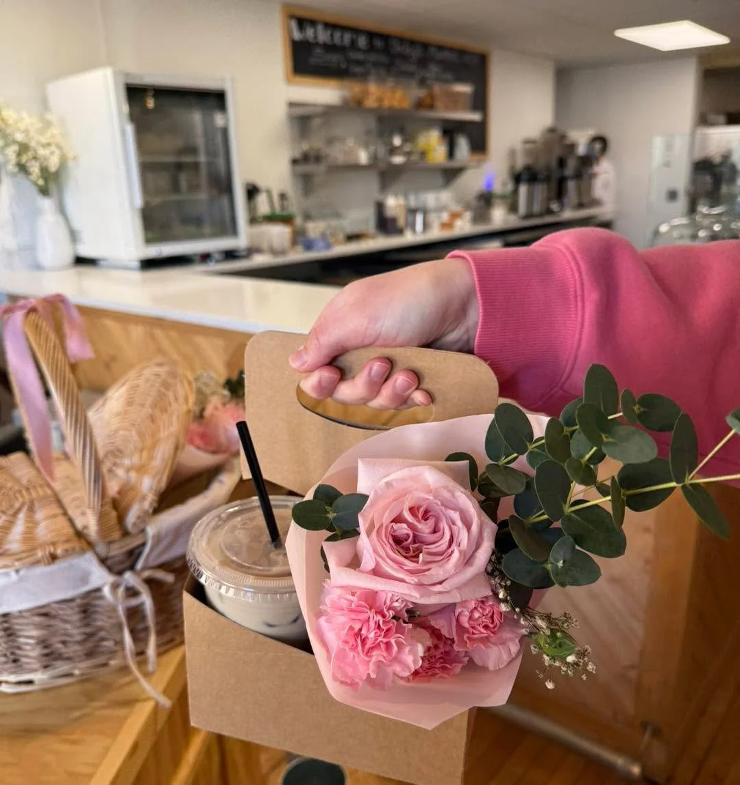 Stop in for your flower and coffee Caddy.
Get one before they&rsquo;re gone! 💐 
honeyloveflowerco is the sweetest! 
.
.
.
.
#mnsmallbiz #mnshopsmall #leader1918 #mnboutique #boutique #mnlocalbusiness #cambridgemn #mnlocal #mnshop #mnsmallbusiness #m
