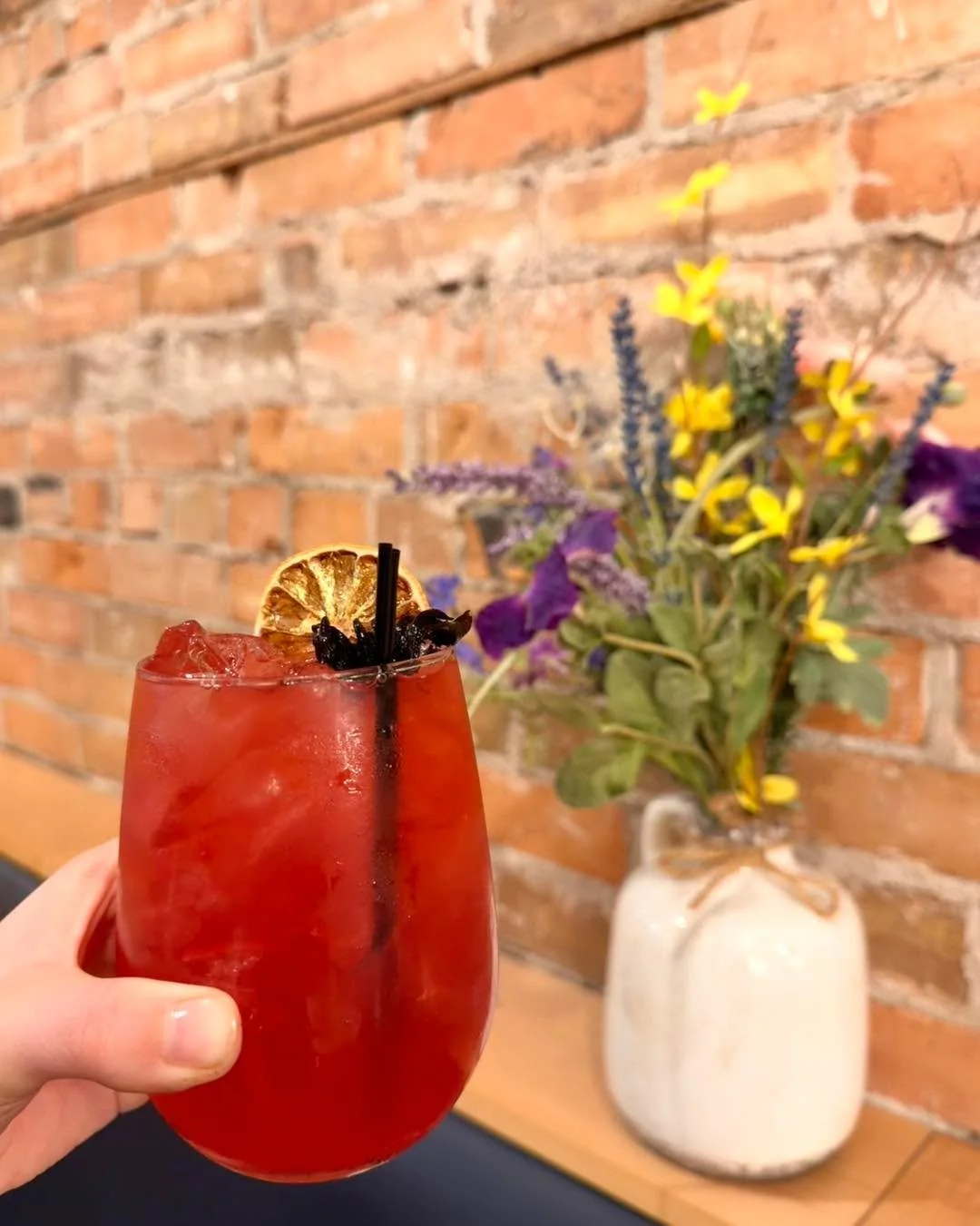 Try our refreshing 𝓢𝓹𝓻𝓲𝓷𝓰 𝓢𝓹𝓻𝓲𝓽𝔃 🍹 
Our vodka based drink is layered with elegant flavors 🌺 🍋
.
.
.
.
.
#leader1918 #mncocktail #eatdrinkdishmpls #cambridgemn #drinkspecial #cocktail #craftcocktail #mnrestaurants #mnfoodie #mnfood #mne