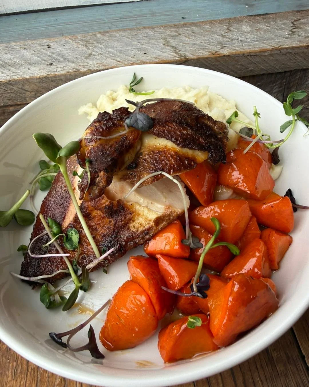 𝓢𝓶𝓸𝓴𝓮𝓭 𝓐𝓲𝓻𝓵𝓲𝓷𝓮 𝓒𝓱𝓲𝓬𝓴𝓮𝓷
&bull; maple glazed carrots 
&bull; buttered mashers 
.
.
.
.
#mplsfood #MnEats #leader1918 #mnrestaurants #mnchefs #cambridgemn #mneats #isantimn #dinnerisserved #mplschef #mplsfoodie #getinmybelly