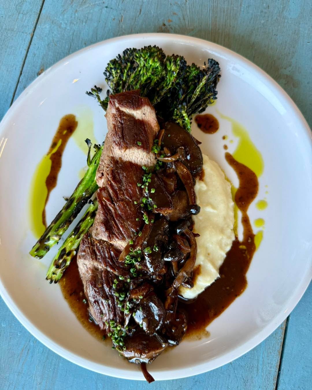 This dish every flavor you are looking for in a classic steak dish ⭐️ ⭐️ ⭐️ ⭐️ ⭐️ 

𝓣𝓔𝓡𝓔𝓢 𝓜𝓐𝓙𝓞𝓡 𝓢𝓣𝓔𝓐𝓚

&bull; grilled broccolini
&bull; mashed potatoes
&bull; hunter sauce 

𝓘𝓽&rsquo;𝓼 𝓭𝓮𝓵𝓲𝓬𝓲𝓸𝓾𝓼
&hellip;&hellip;&hellip;&hel