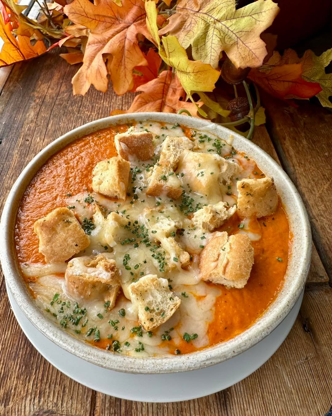 It&rsquo;s a great day for our warm, delicious &amp; highly satisfying ~ 

🌟 𝓢𝓸𝓾𝓹 𝓢𝓹𝓮𝓬𝓲𝓪𝓵 🌟 

𝓡𝓸𝓪𝓼𝓽𝓮𝓭 𝓟𝓮𝓹𝓹𝓮𝓻 &amp; 𝓣𝓸𝓶𝓪𝓽𝓸 𝓪𝓾 𝓖𝓻𝓪𝓽𝓲𝓷

Think of it as if grilled cheese &amp; tomato soup had a baby 🧀 🍅 
Focaccia