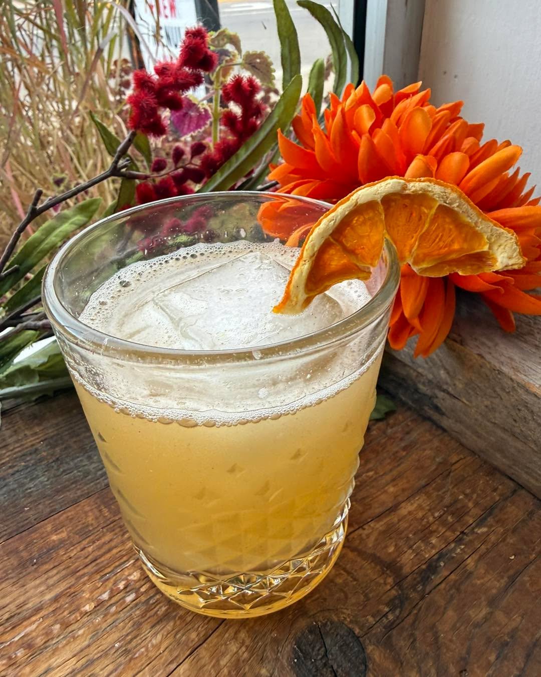 𝓒𝓸𝓬𝓴𝓽𝓪𝓲𝓵 𝓢𝓟𝓔𝓒𝓘𝓐𝓛 : 
Spiced Orange Bourbon 🥃 🧡 

&bull; bourbon
&bull; orange crema 
&bull; vanilla 
&bull; lemon &amp; lime 
&bull; cinnamon 

It&rsquo;s absolutely the perfect sipper for this time of the year! We hope you try it!!
&