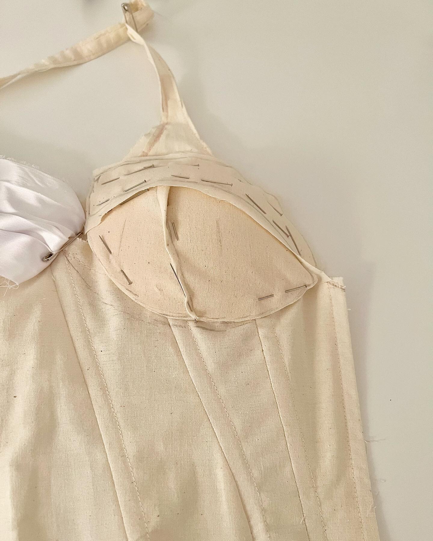 . . . sample process 🪡
.
.
.
#fashion #art #design #style #couture #greek #corset #hautecouture #muslin #fabric #sample #drape #process #create #sewing #handsewn #handmade #dress #custom #madetoorder #beautiful #love #inspo #inspiration #instafashio