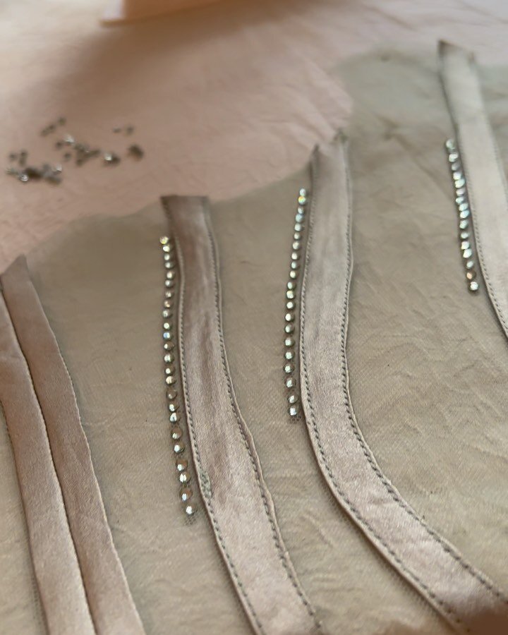 . . . a little behind the scenes 🌾
.
.
.
#fashion #couture #style #art #design #Greek #beading #handbeading #beads #corset #sewing #handsewing #handmade #crystal #crystals #green #sage #custom #madetoorder #silk #hautecouture #beautiful #love #inspi