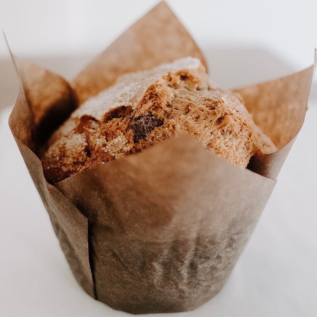Happy Saturday! What are your favorite things to do on the weekends? 
⠀⠀⠀⠀⠀⠀⠀⠀⠀
We are open 8am to 6pm today and would love for you to try our house made banana chocolate chip muffin while on your coffee run. Be sure to come early because these muffi