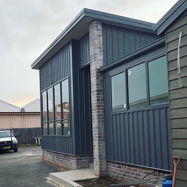 One of our current jobs coming along nicely! This industrial looking extension is looking an absolute treat 🤩 contact us for a free quote today! #custombuild #strammit #colourbond #industrial #camden #wollondilly #carpentry #customhome #buildersofin