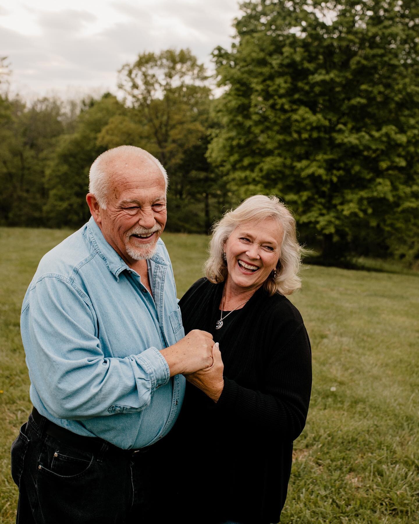 Whether you&rsquo;re newly engaged or been married for years with great- grandchildren, I&rsquo;m going to make you whisper some funny stuff in each others ears ❤️

I&rsquo;ve recently have had a lot more inquiries for Extended Family Sessions and I 