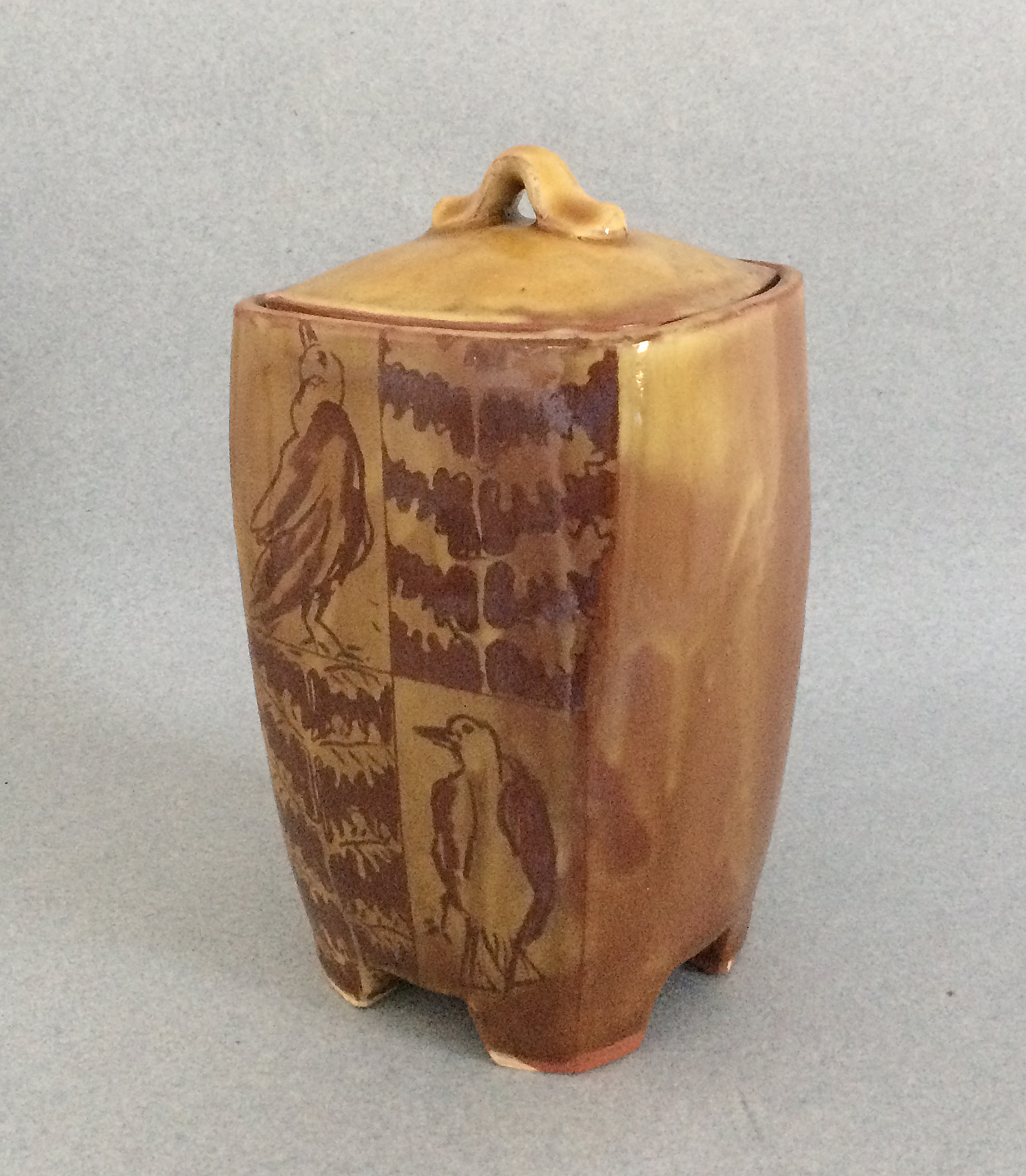 je 20B lidded box clear yel slip bird.jpg
