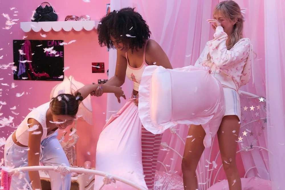 PILLOW-FIGHT_37106.jpg