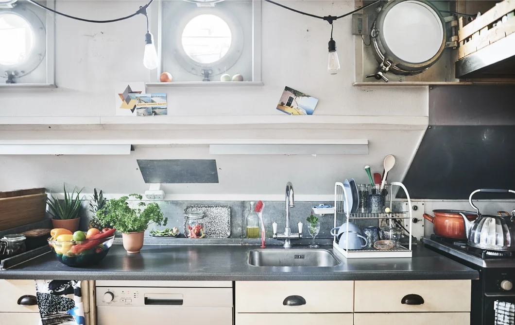 Smart use of space in a small kitchen on a houseboat__201931_idip14a_08_PH158972.jpg