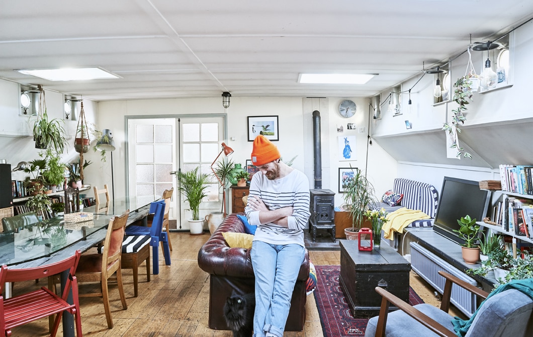 The open-plan living room of Gareth%u2019s houseboat home__201931_idip14a_04_PH158976.jpg
