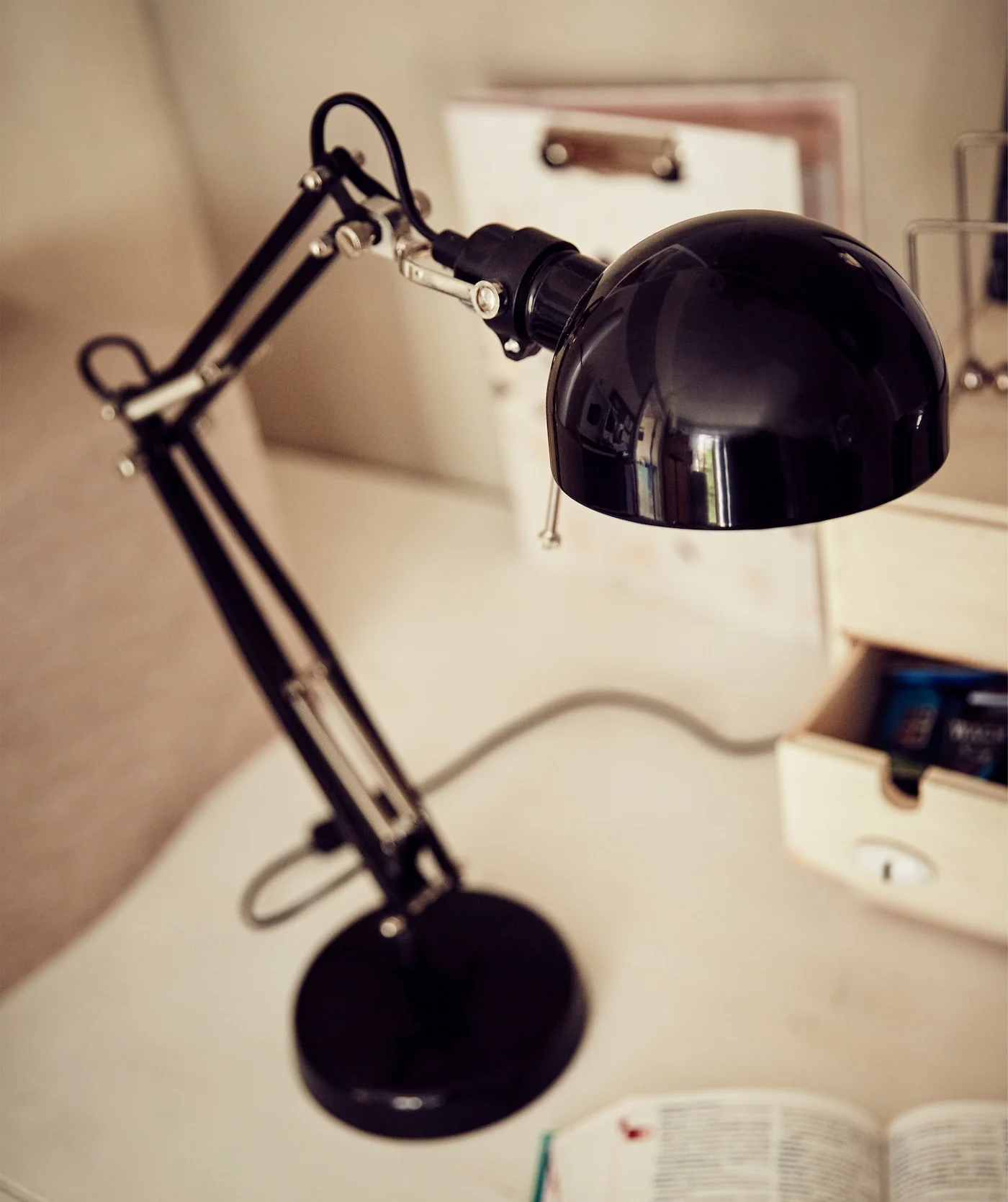 a-close-up-of-a-black-lamp-on-a-white-desk-c23ac253ffe721f65c2b1a1e41f5028f.jpg