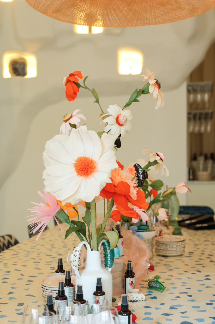 STORE PAPIRBLOMSTER SOM UDSMYKNING