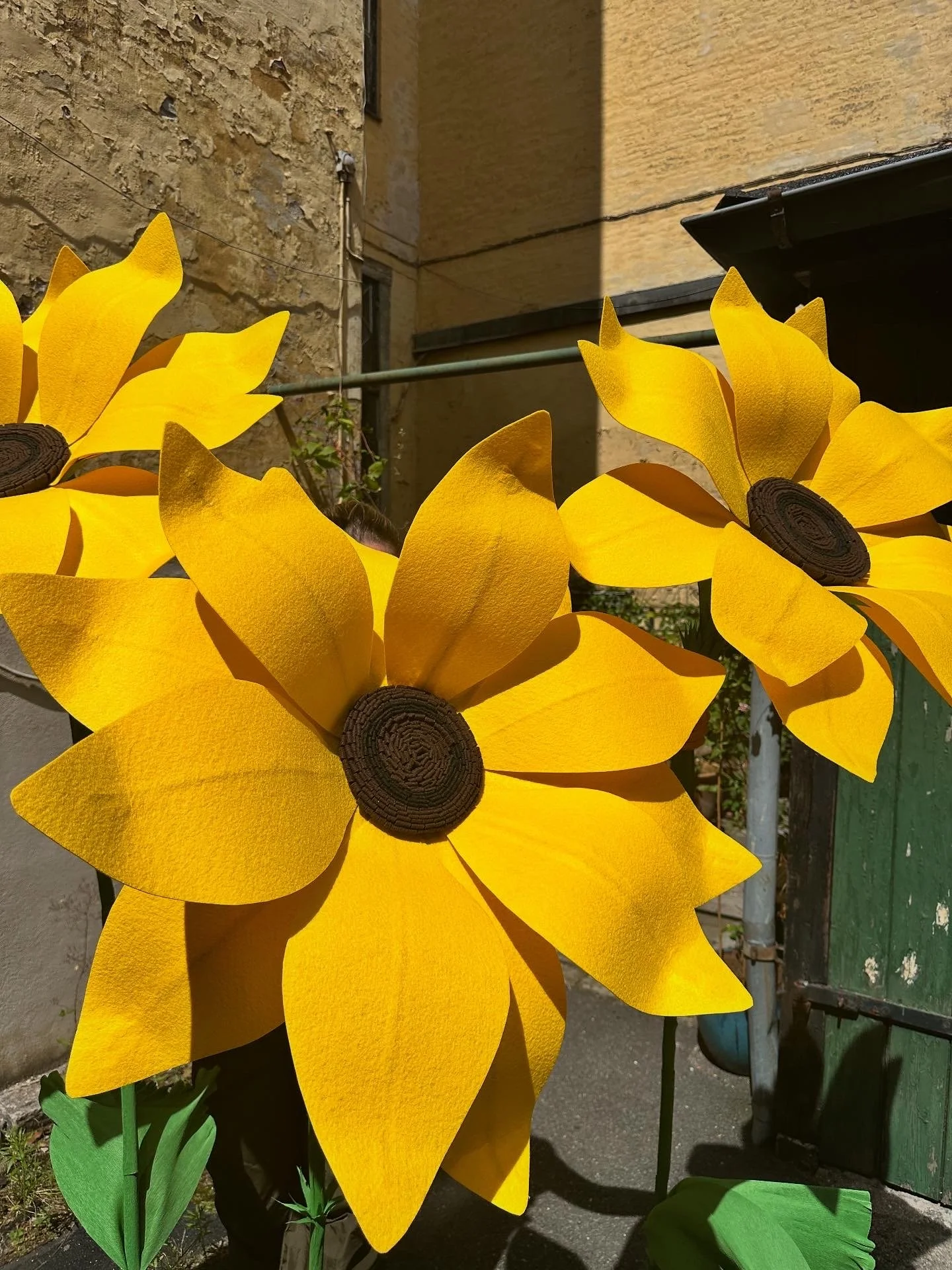 Kæmpe solsikker blomster lavet af messetæpper 🌻