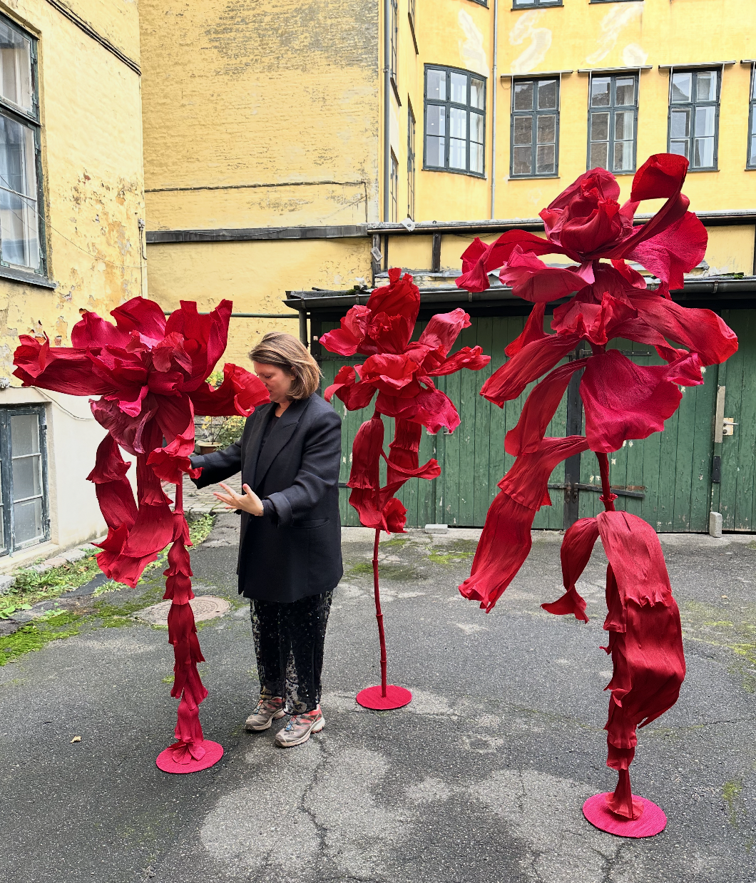Stor blomsterinstallation med håndlavede papirblomster til event i København