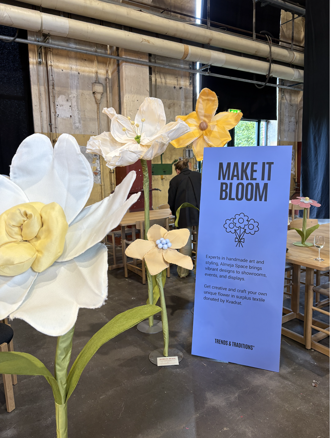 Stofblomster af stofprøver fra Kvadrat under Trends &amp; Traditions