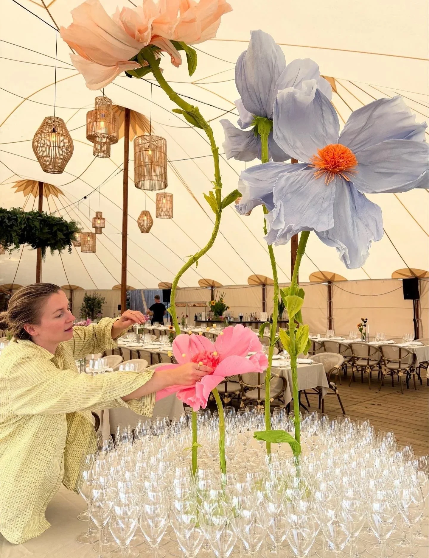 Detalje af håndlavede papirblomster med fokus på tekstur og form