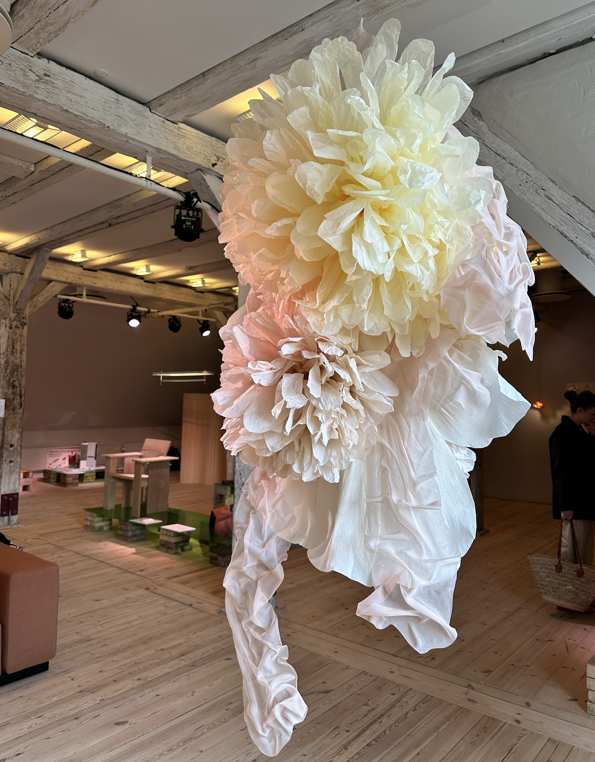 papir-udsmykning-loft-hænge-blomst