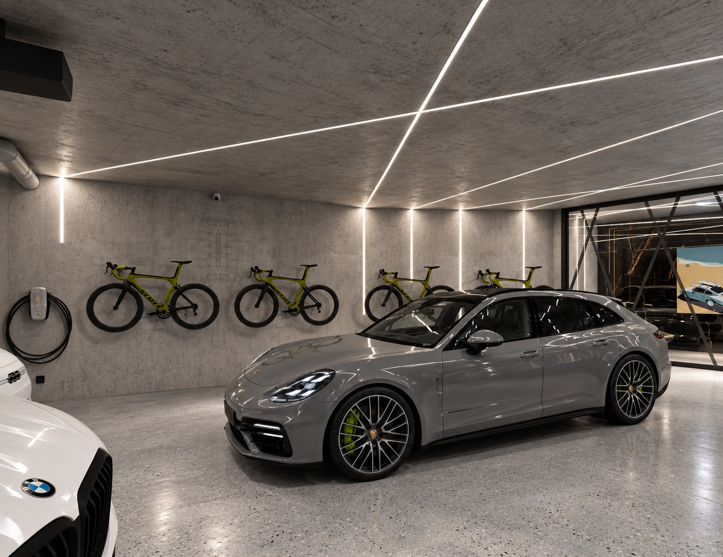 Luxus garázs Porsche Panamerával és kerékpárokkal.png