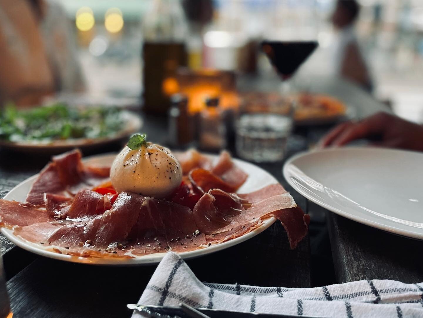 De beste manier om je avond bij ons te starten? Met &eacute;&eacute;n van onze overheerlijke antipasti 🤌🏼