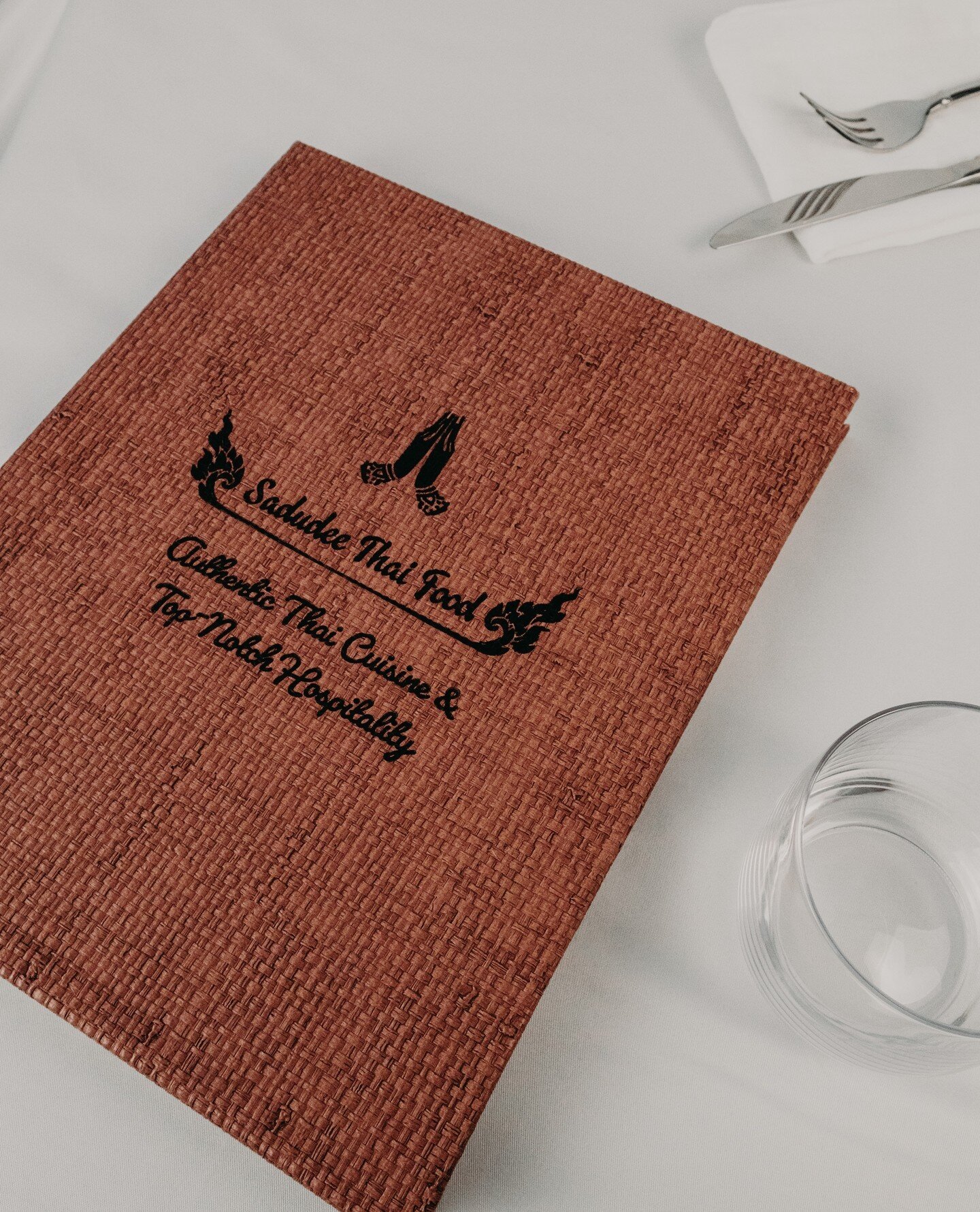 At Risch, we have a large selection of menu covers available to choose from. Our menus are crafted with detail and care using quality material, like this Rattan cover, which reflects the dedication we invest in each piece.⁠
-⁠
⁠
⁠
#coffee #wine #plan