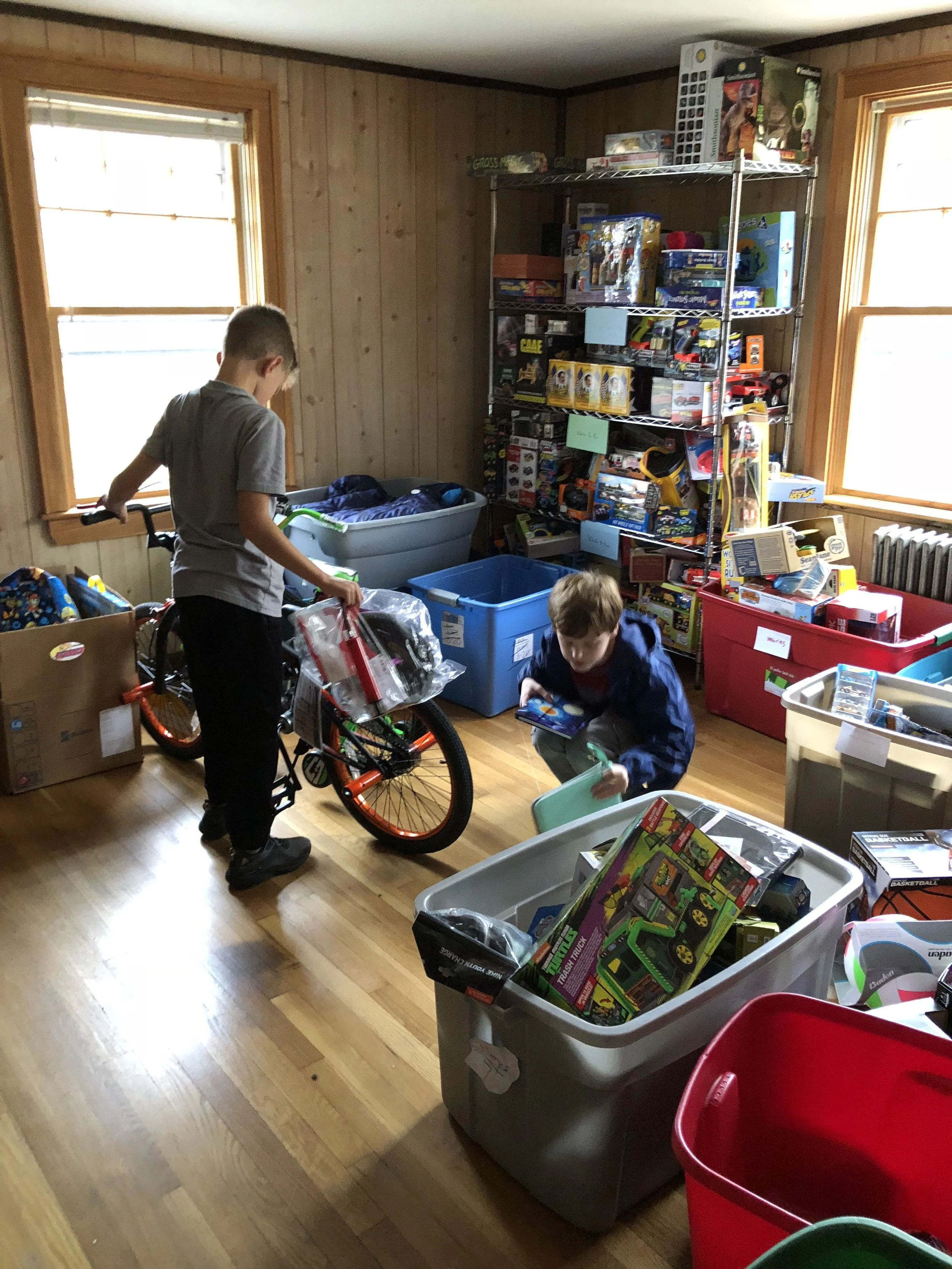 Inly Students help to organize inventory at the Susan Phippen House.