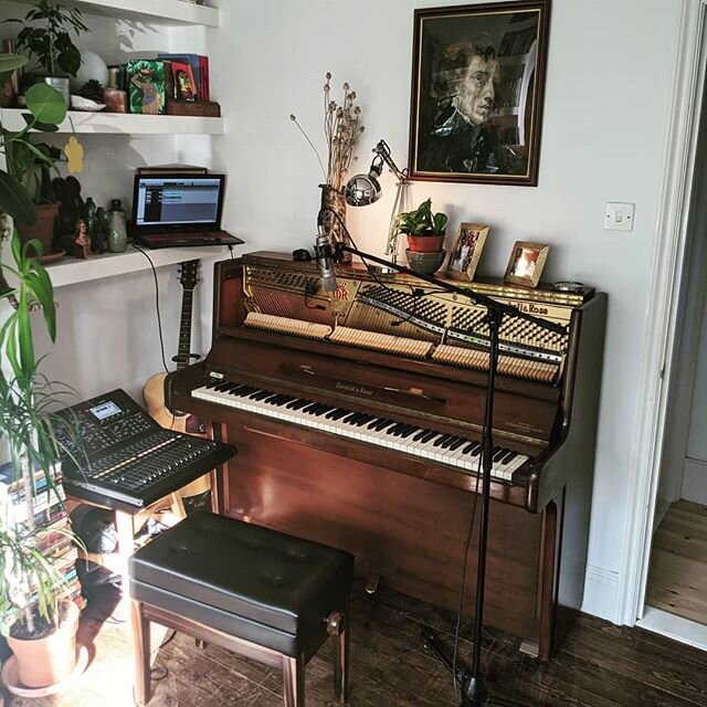 All setup to live stream this evening from 9:25pm via my Instagram page and simultaneously on @musicandwordsclub YouTube page (better sound quality to be found there!!)
.
.
.
#Live #stream #livestream #lockdown #piano #alternative #indie #neoclassica