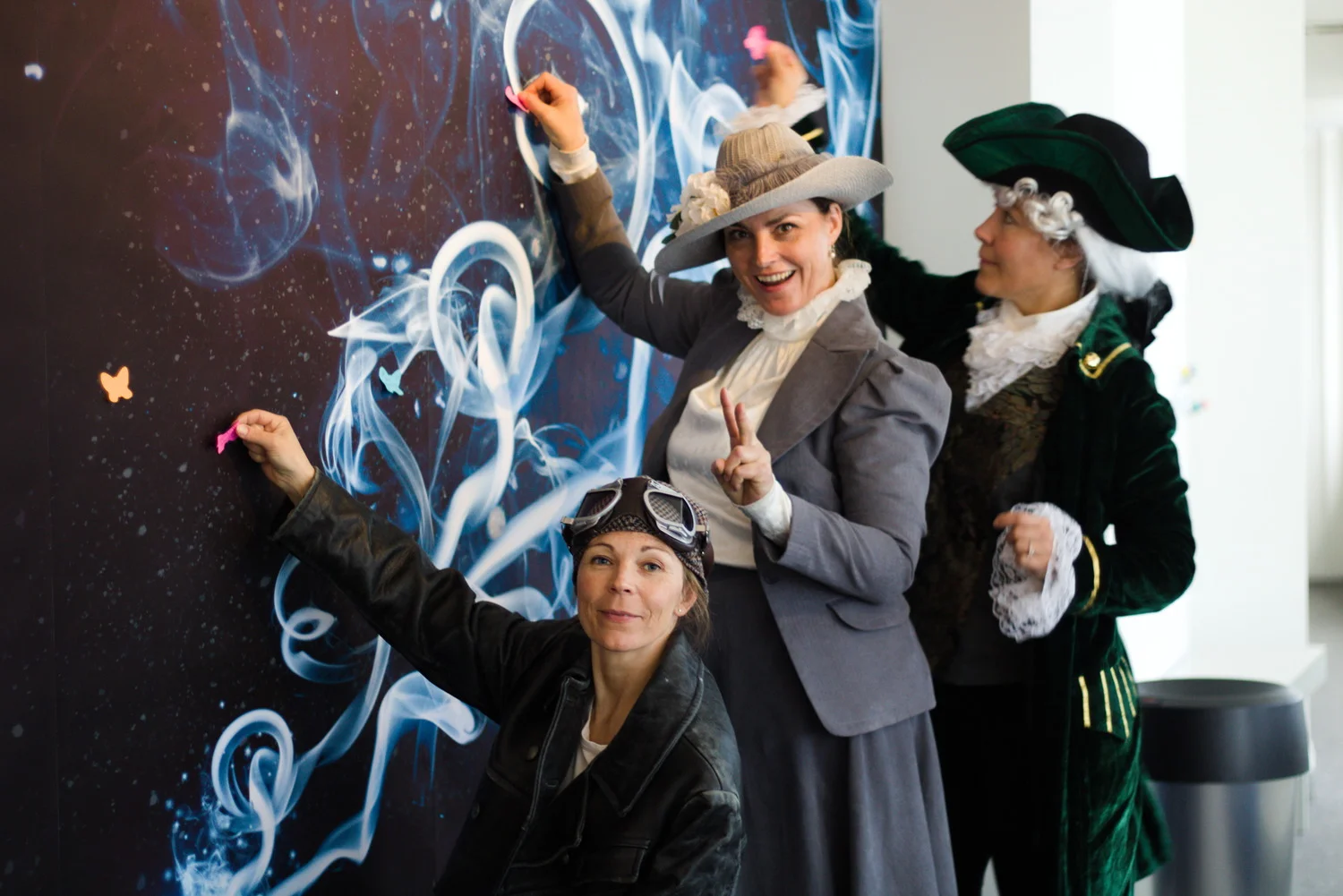Pedagogene på Norsk Luftfartsmuseum foran drømmeveggen de har laget for barn og unge. Fra venstre: Ann Kristin Maurdal, Kari Aasjord White og Inger Anne Sigvang.