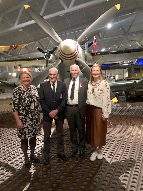 Direktør for Norsk Luftfartsmuseum Hanne K. Jakhelln er stolt av at de frivillige får en så flott utmerkelse. Her sammen med Ivan Kristiansen, Birger Larsen og ordfører Ida Pinnerød.
