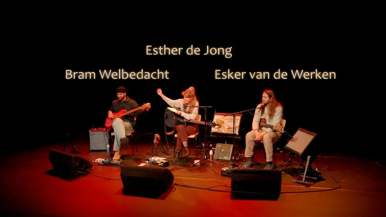 De gehele EP-presentatie van Voeten in de aarde is nu terug te zien op Youtube ☀
Via de link in bio kun je 'm vinden. Bijna een uur aan goud materiaal van mooie klanken, ongemakken, foutjes en fijne verhalen over mooie Friese dorpen (al zeg ik het z