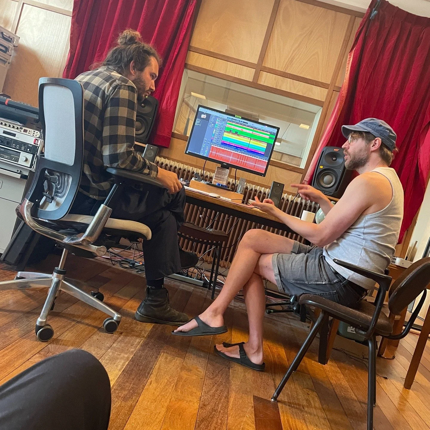 De afgelopen vijf dagen in de studio gezeten met @jachtgeweerrr, @schaafstal, @onnalimb en @raven_werken om nieuw werk te schrijven ☀
Het gaat nog even duren voordat dit ter gehore kan worden gebracht, maar er worden in ieder geval nieuwe dingen bek