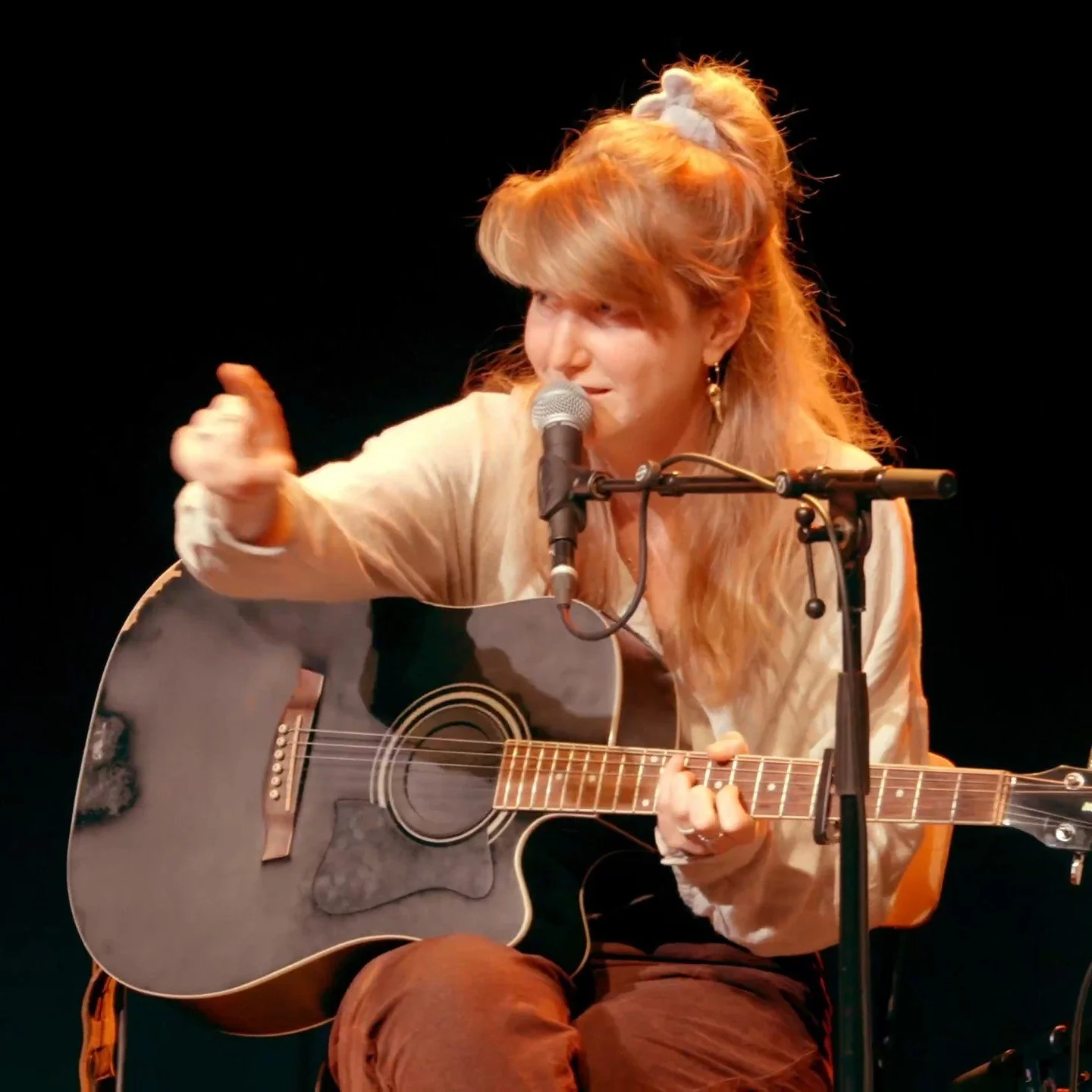 🌩Terugblik 2025🌩

Hoihoi, het is tijd voor een terugblik hoor. Een jaar waarin er toch weer een hele hoop dingen zijn gebeurd (ik sta steeds versteld van wat er eigenlijk allemaal gaande is en gebeurt). 
Ik zal vast dingen vergeten zijn, maar Insta