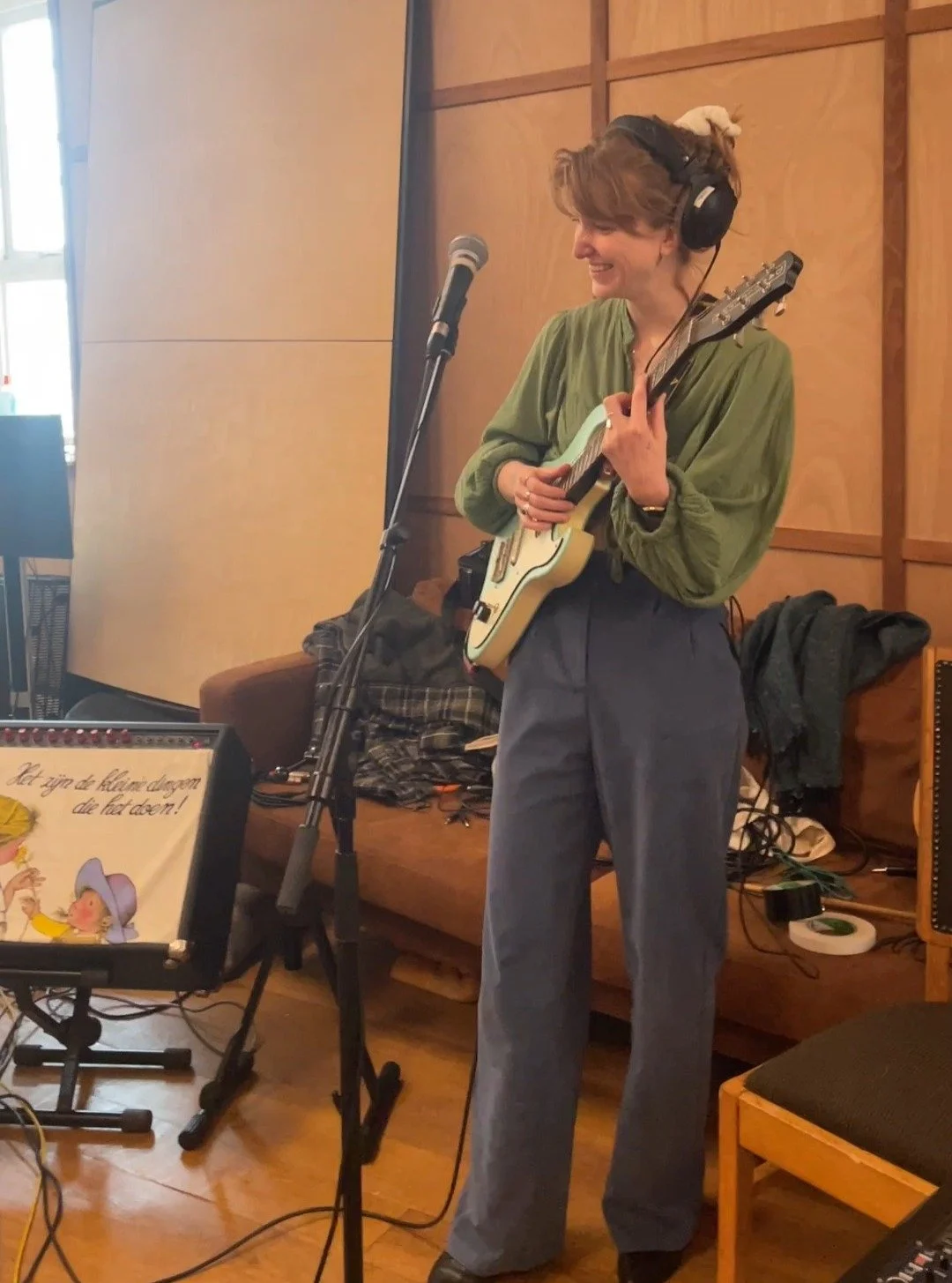 Afgelopen week zijn de repetities begonnen van nieuwe liedjes ☀

Hier wat sneak previews 🌩

Komende zomer spelen we een paar shows om de liedjes live ook uit te proberen. 
24 mei in @gigantapeldoorn en 4 juni in @stathe_utrecht ☀

16 april doe ik vo