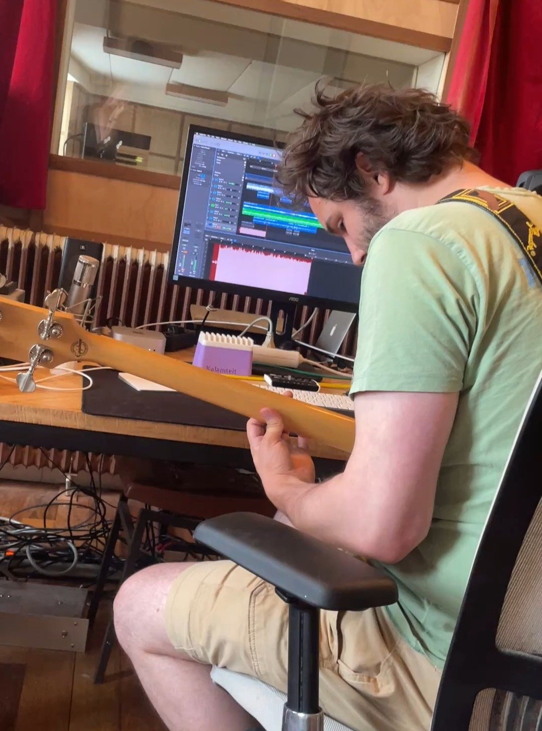 ☀ Schrijfweek gehad! ☀

Afgelopen week samen met Esker in de studio gezeten om een lekkere deuk in ons verzamelde werk te slaan en om te vormen tot liedjes.
En ik kan u vertellen dat dit zeer positief is uitgevallen ☀

Dus hierbij een aantal teasers.