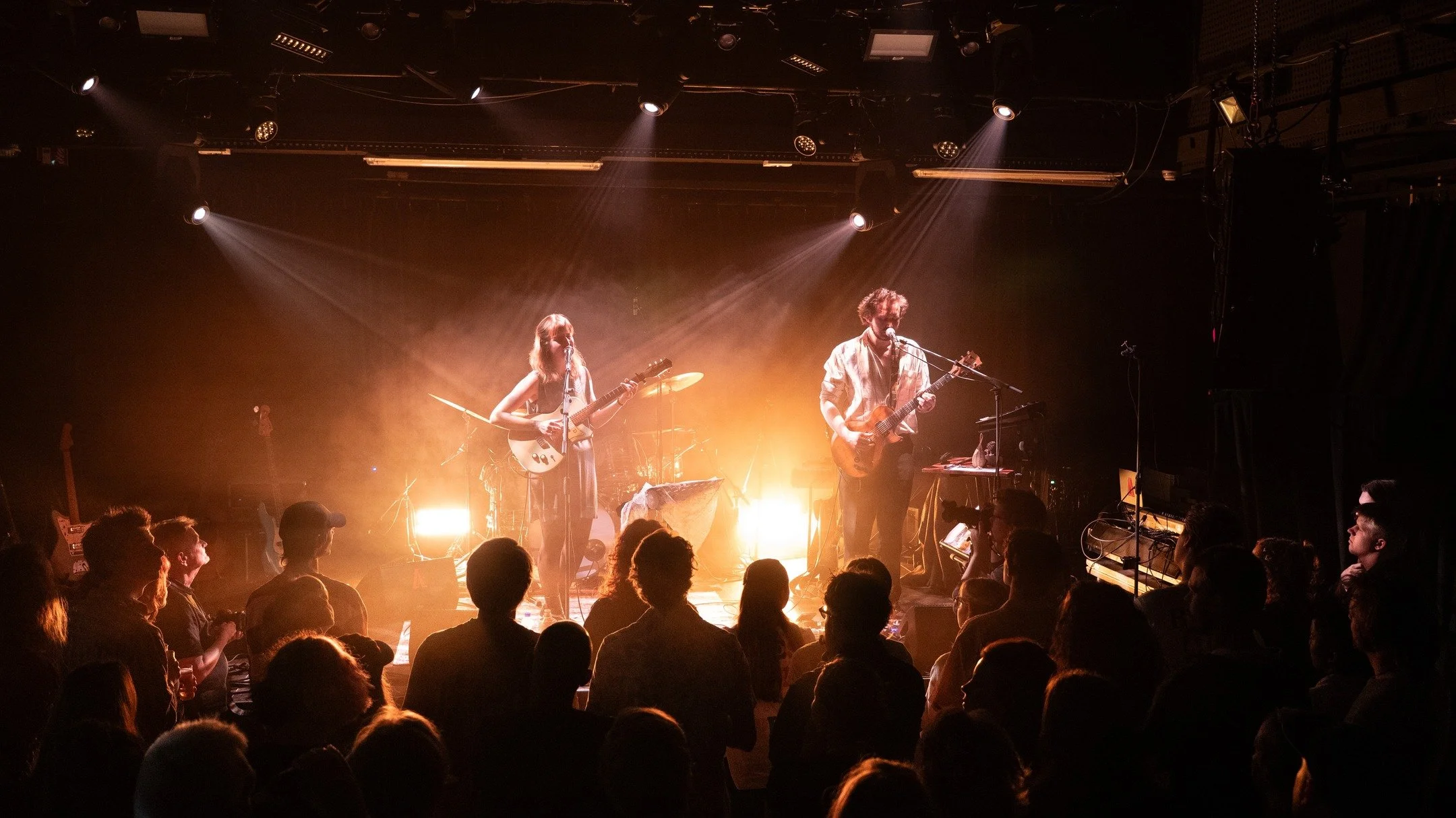 Volgens mij is het alweer twee weken geleden, maar ik had nog wat mooie foto's te delen van deze show ☀

16 april - voorprogramma @mayte.official_ - @neushoornlwd 

Foto's door @marthemedia 🌩
☁
www.estherdjd.nl
----------
----
----------
#nowplaying