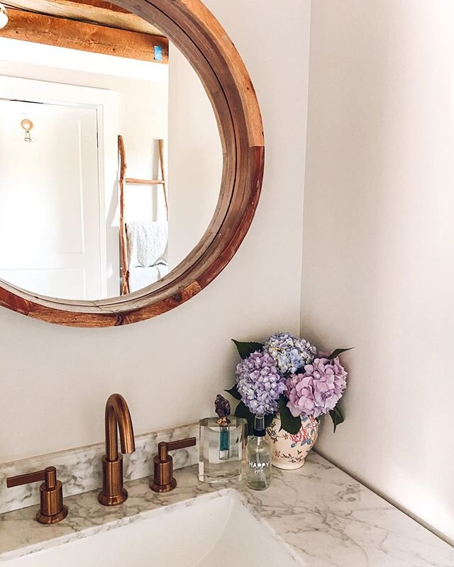 clean bathroom vibes✨
i whipped up a natural perfume &amp; a mermaid hair spray (to help fight PP hair loss and promote growth) today during nap time! #winning
🙌🏻🙌🏻
one thing i loooove about oils is how versatile they are. before i got started, o