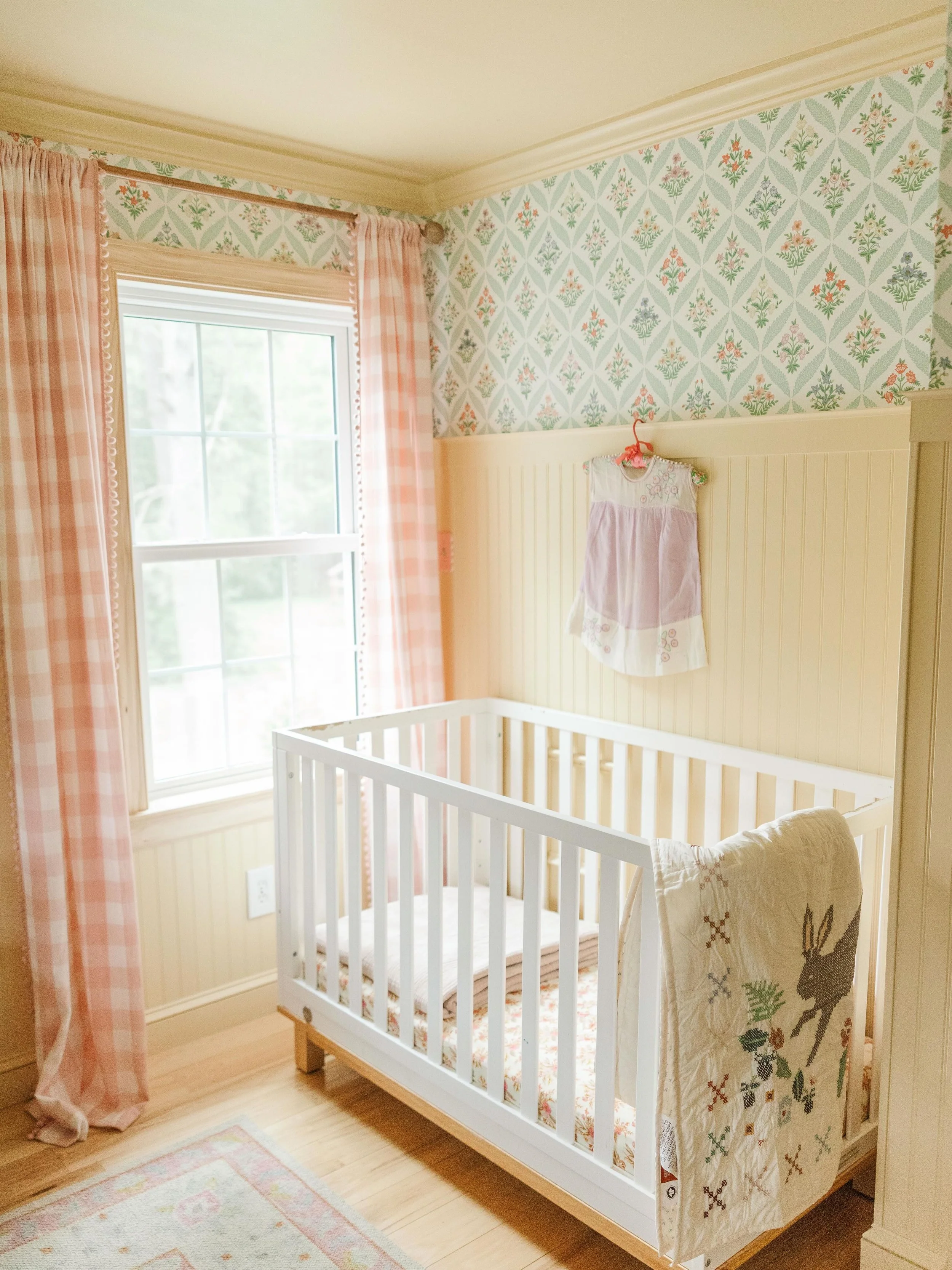 it&rsquo;s a rainy Saturday here, but Poppy&rsquo;s nursery is always full of sunshine🌞 To say that I had fun pulling together this space would be the understatement of the year&mdash; it was truly a dream come true!☁️🌸💛 thank you @katelynjames fo