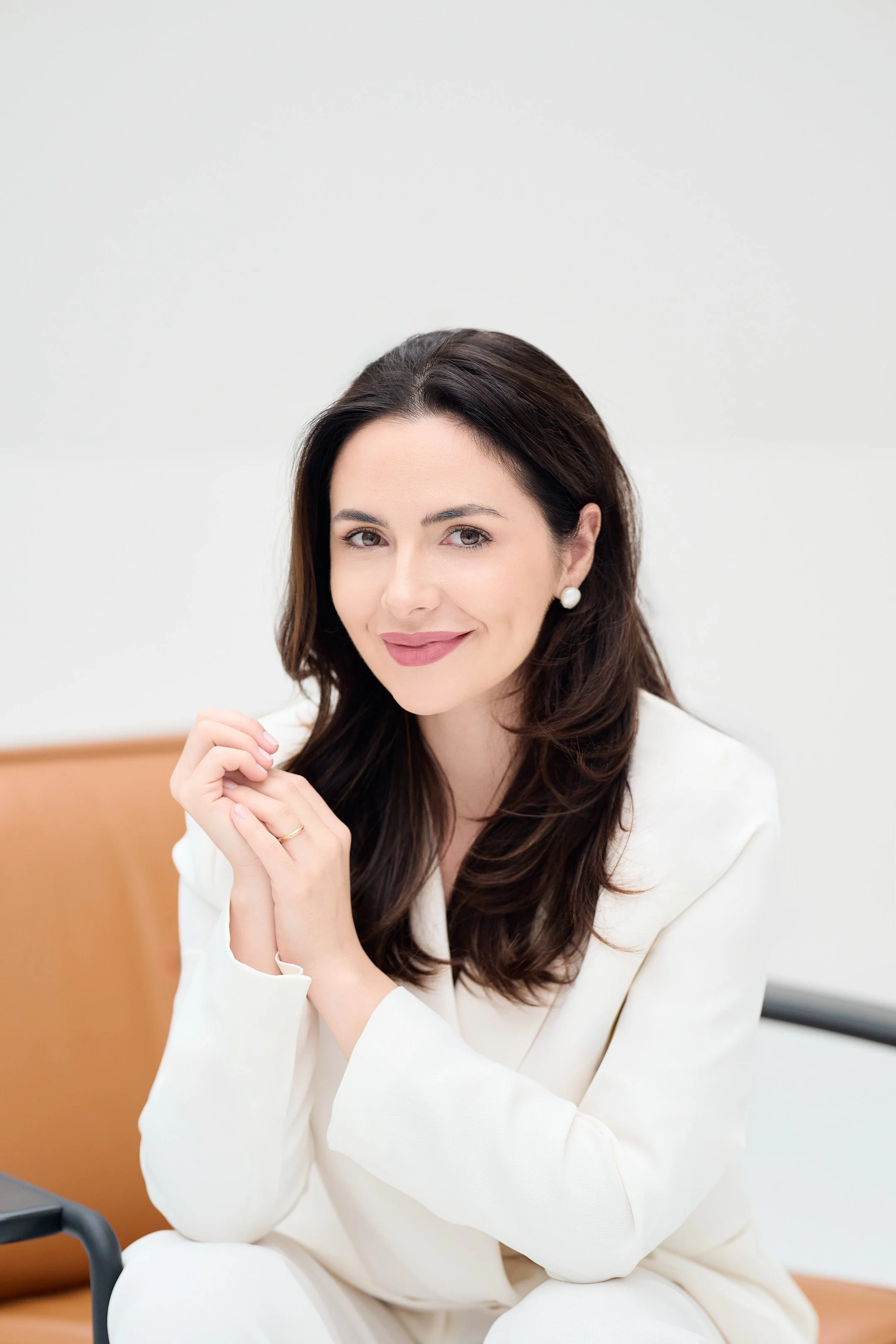 Portrait of Dr. Andreea Oniga.