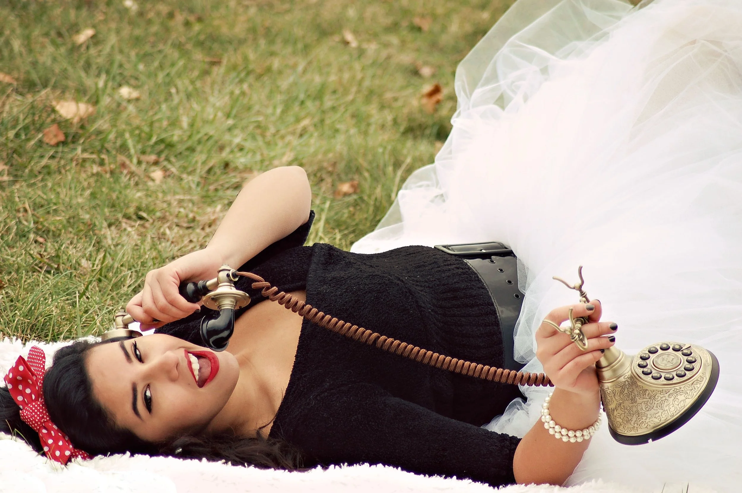 beautiful-beauty-conversation-713133.jpg