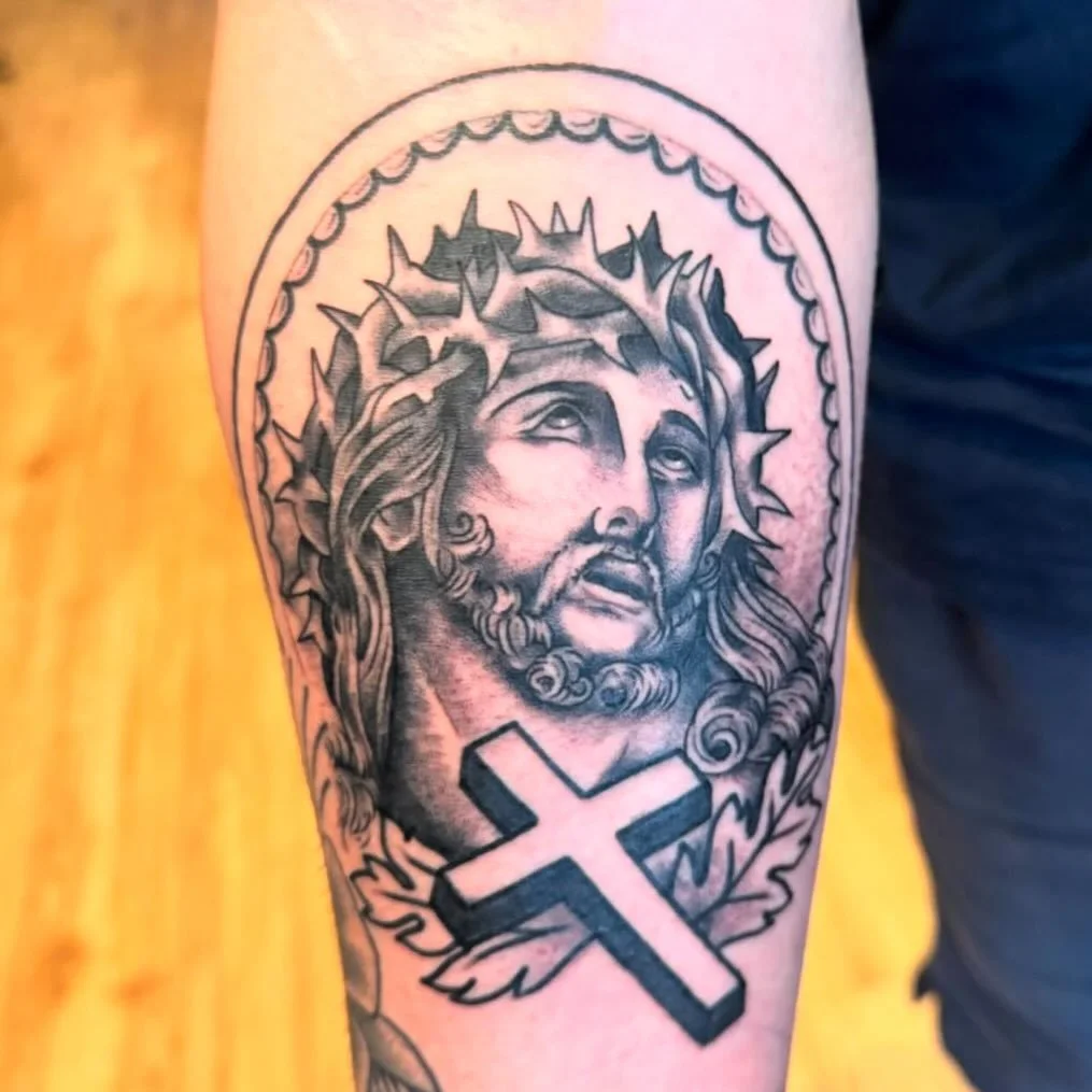 Classic design tattooed by @twangsaw at @twosonstattoo