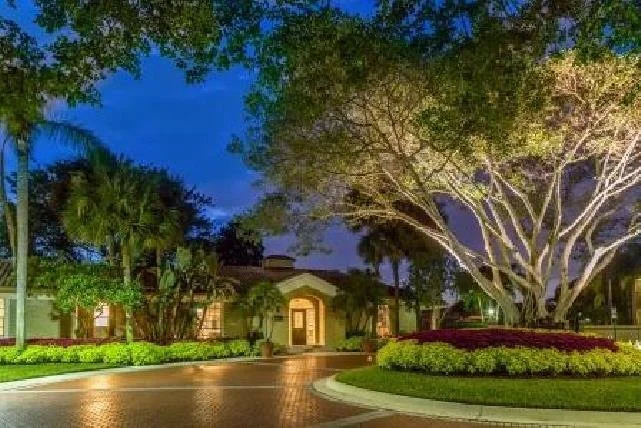 mizner-court-at-broken-sound-boca-raton-fl-exterior(3).jpg