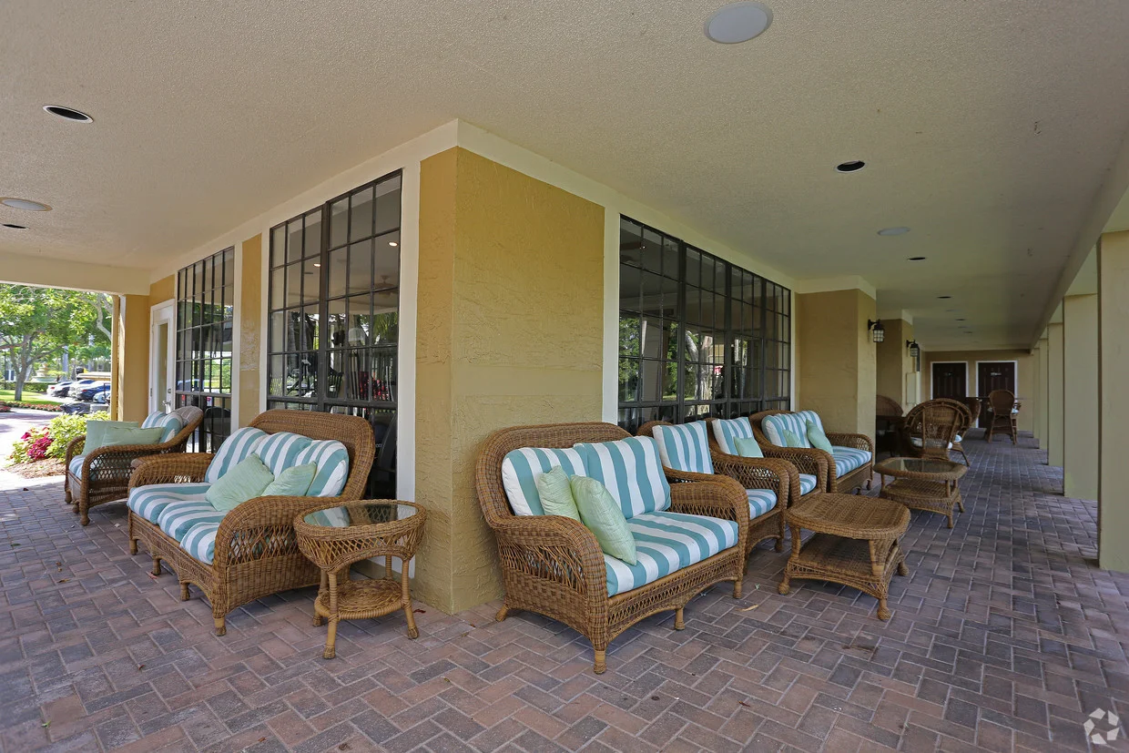 mizner-court-at-broken-sound-boca-raton-fl-lounge-chairs.jpg