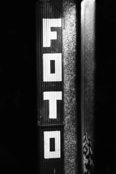 advertisement sign "FOTO"