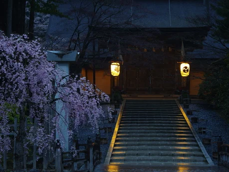 temple ssteps lanterns
