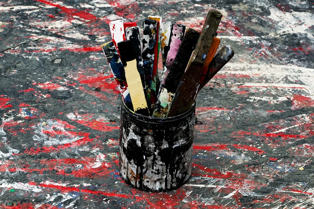 photo messy jar paint knives