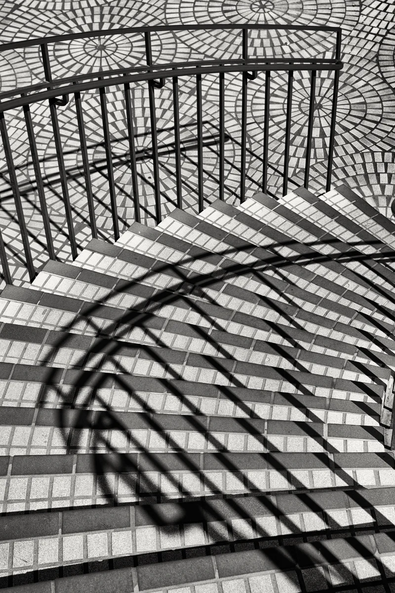 contrasted patternous staircase tile flooring