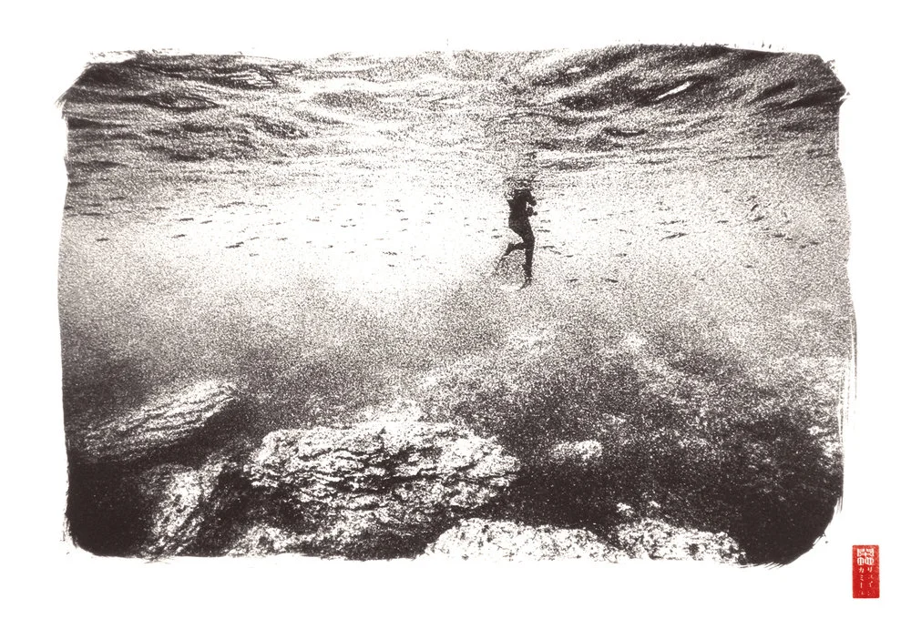 underwater landscape divers head above surface
