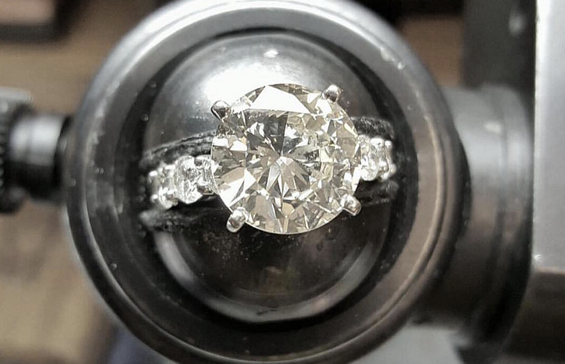 Selling diamonds, gold, silver and platinum in Rhode Island.
