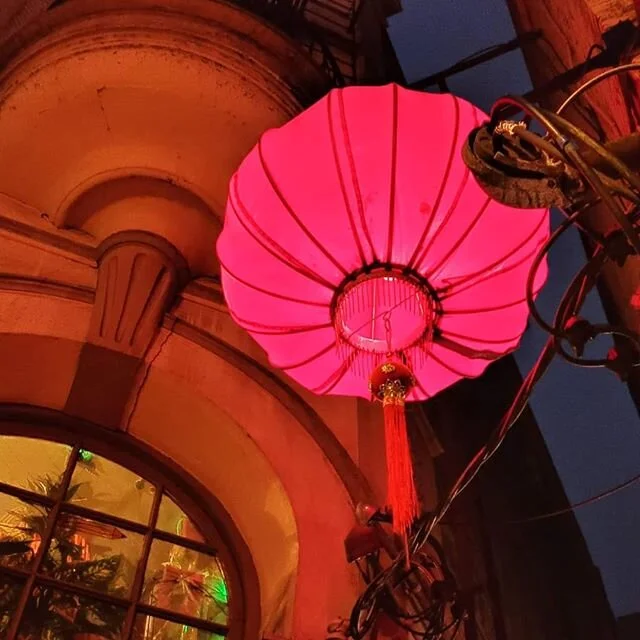 Chinatown nights, 🌃🏮 #victoria #nightlife #chinatown #canada #historicarchitecture #urban_photography #night_photography #phone_photography #saturation #saturated #vivid #red #lantern #hellobc